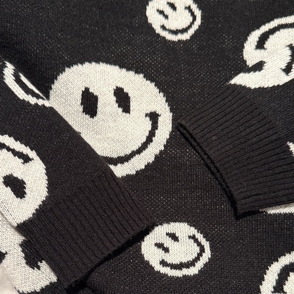 Black and White Smiley Face Sweater Sz.S - Picture 5 of 11